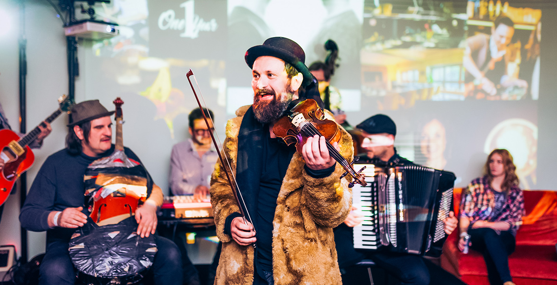 Wohnzimmerkonzert Mit Konnexion Balkon Im Hearthouse